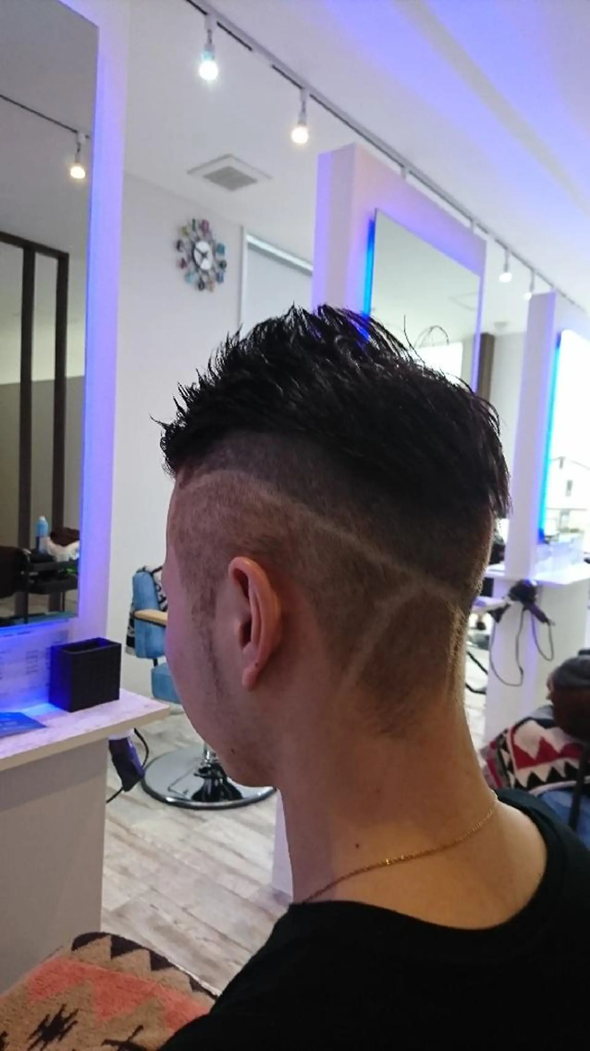 人気のツーブロックアシメショート+バリアート ライン東松山のヘアサロンmanis埼玉県東松山市・美容院、美容室-manis hairatelier マニスヘアアトリエ