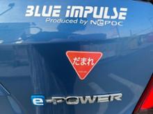 強烈な存在感「だまれ」「shut up」アートステッカー インパクト抜群のビビッドレッドカリグラフィーデザイン スマホ ノートパソコン スケートボードヘルメットなどに最適 個性的なデコレーションで目立つ存在感を演出 長持ちするステッカー 幅60mm だまれ shut up