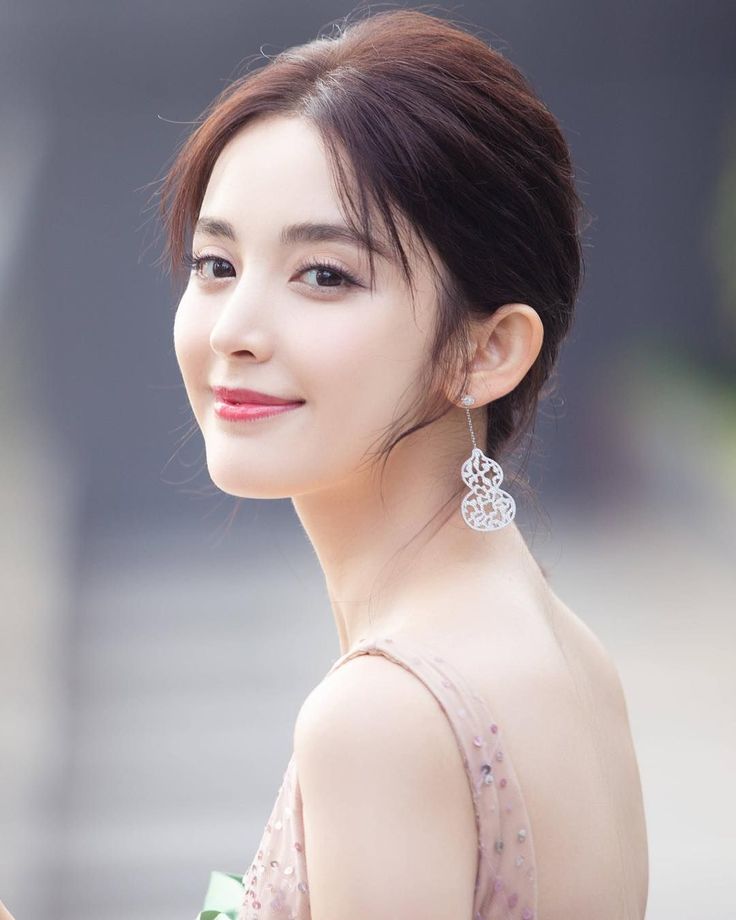 大学生になった新生代女優クワン・シャオトン クラスメートが全部美男美女_新華網日本語