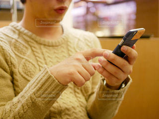 41.様々なアングルからのスマホを持つ手 イラスト・漫画用素材 無料サンプルあります - -手・足のイラスト・漫画・アニメーション用素材-ΛΔ -BOOTH