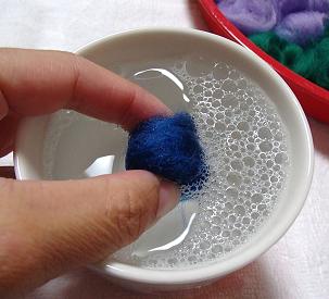 羊毛フェルトでフェルトボールの作り方