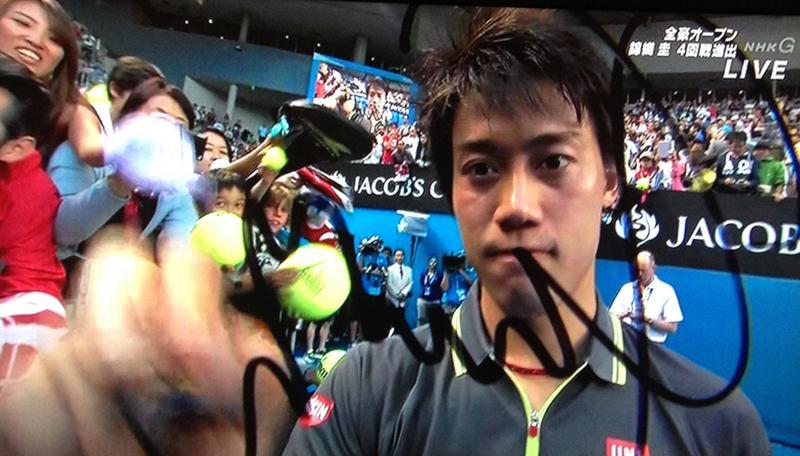 テレビカメラに向けてサインして！ スマホでスター選手の気分が味わえる「エアーサインキット」 - ITmedia NEWS