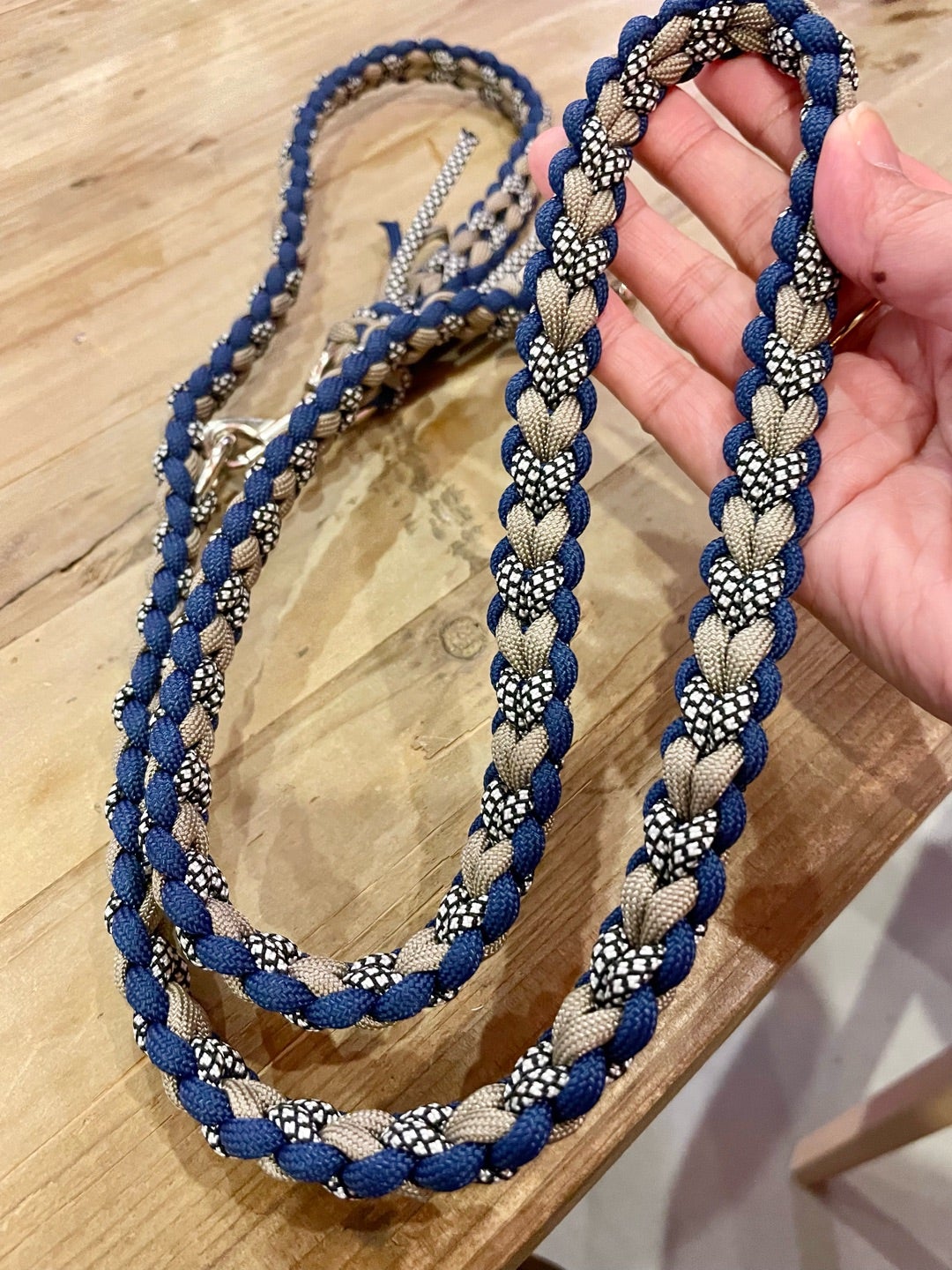 パラコードの編み方のレッスンが受けられる教室をＳＳプラザせんだいにて開催します！ パラコードはカラフルでおしゃれな見た目ですが元々はパラシュートに使用される頑丈な紐の部分です。最近はブレスレットやペットのお散歩リードなど、 パラコードで色々な物が作られ