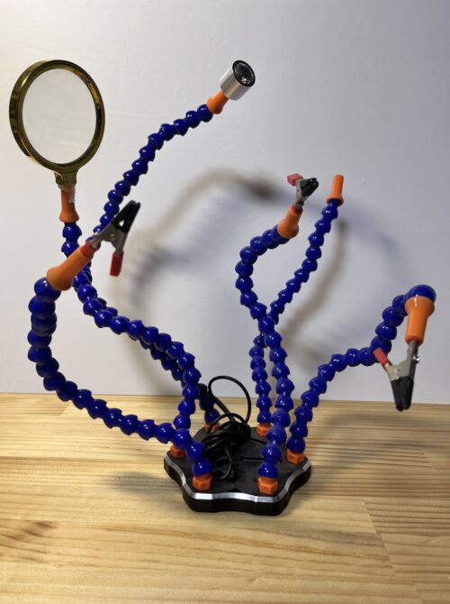 8月に幕張メッセ国際展示場で開催されたDIYショーでは、デジタル式温度制御はんだこてFX-600Dで、ヘアアクセサリー作りを体験いただきました💎✨,ステンドグラスの技法を使って、はんだ付けのできないガラス玉に銅のカパーテープを巻いてはんだ付けしています🤗,こちらの動画は、白光YouTubeチャンネルのショート動画にアップしています。, 是非、ご覧ください♪,