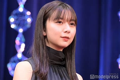 上白石萌歌、海辺で水着姿に　豊川悦司の“ド迫力”水着姿も　「子供はわかってあげない」15秒映像