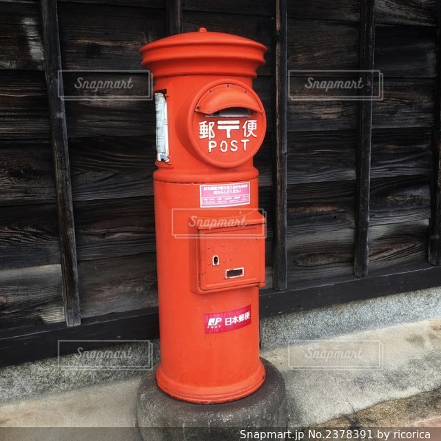 レトロな丸型ポストと赤い郵便受けの写真素材106301732- PIXTA