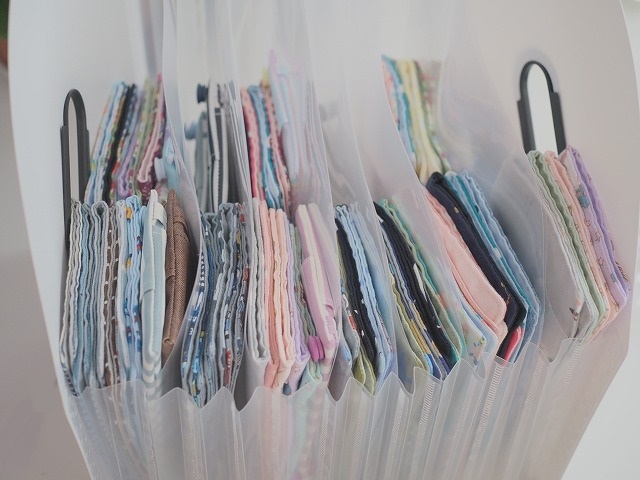 意外となかった！書類はセリアの縦型ホルダーが探しやすく雨にも濡れない！ 池田真子整理収納アドバイザー- エキスパート - Yahoo!ニュース