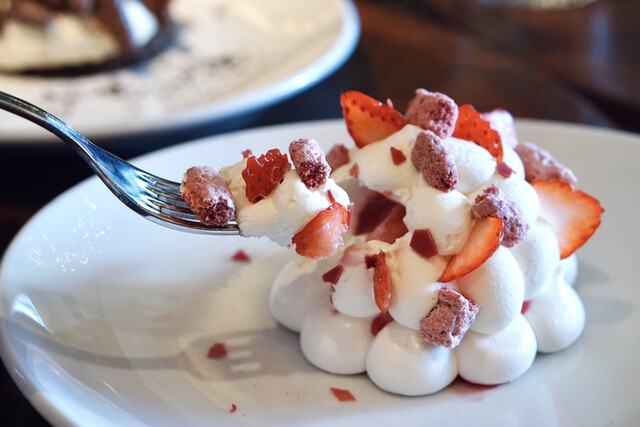 外苑前 THE BELCOMO: 『ゴールデンパインのバシュラングラッセ』800円 : 記念すべき100投稿目✨先日Osスイーツ主催でカフェ会を開催しました😊 ストーリーに返信してくださった方4名 みなさん初対面でしたが😀 で青山グランドホテル内のTHEBELCOMOへ😄 こちらは今月