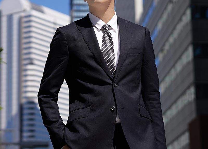 タブレットＰＣを持って椅子に座るスーツ姿のOL 10248012453 の写真・イラスト素材アマナイメージズ