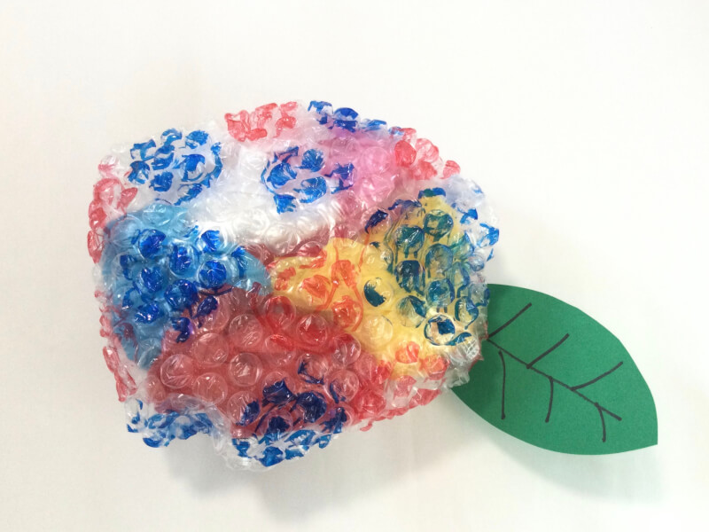 うちわ製作 プチプチスタンプひなたぼっこ保育園グループ