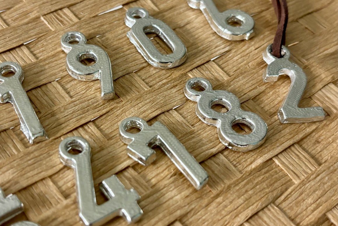 名探偵コナン』の和テイストにデザインした蒔絵アクリルキーホルダーの受注、モチーフをデザインメイクポーチの再販を開始！！アニメ・漫画のオリジナルグッズを販売する「AMNIBUS」にて企業リリース日刊工業新聞 電子版