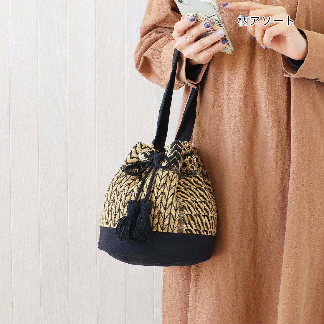 丸底巾着 はらっぱ ～『yulaの幸せの刺繍』刺しゅうキットシリーズ: キット手づくりタウン by 日本ヴォーグ社