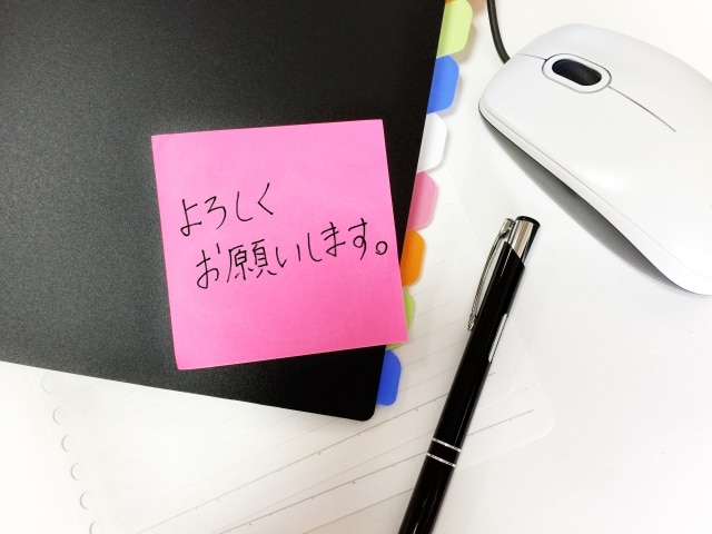 電車やカフェで一目惚れ…。連絡先の紙をどう渡す？