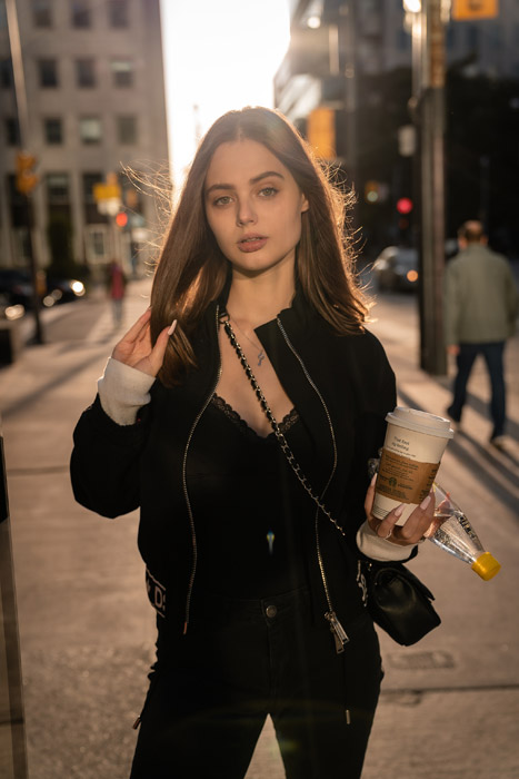 振り返りざまの笑顔が絵になる外国人の女性の無料の写真素材 - ID.26838フリー素材 ぱくたそ