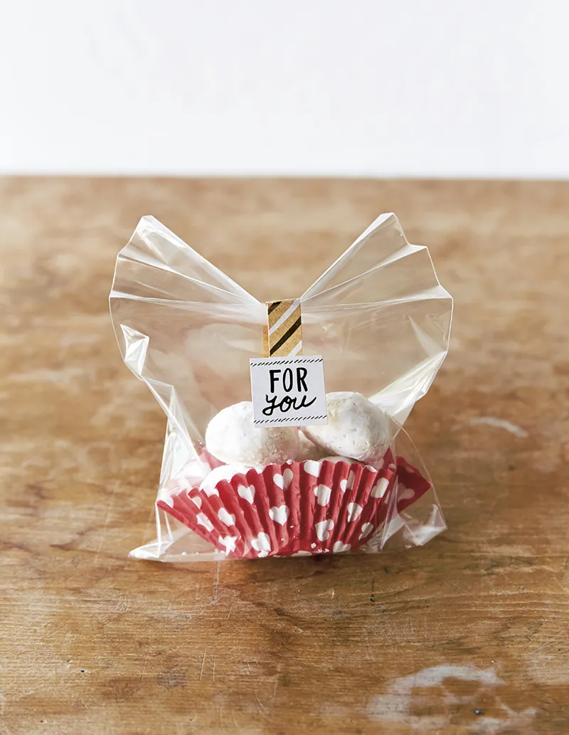 リボンをまくだけ！お洒落なラッピング袋🛍️,用意するもの , ・透明のラッピング袋, ・リボン 好きな色 ,リボンを重ねてくるくる包むだけで、可愛いギフトに🎀, パーティーの手土産や、バレンタインにもぴったりですよ🎁,°˖✧-————————————✧˖°,JTB公式 リビングオーベルジュ Living Auberge , 感動パーティープロデュース,