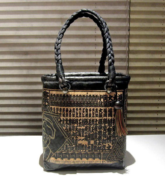 一閑張り カゴバッグ 和装用 柿渋 👑日本の伝統工芸品 一閑張りバッグ全て柿渋仕上げをしていますので 使い込む程に艶が出て長く愛用して頂けます昔ながらの作り方で作っていますが現代の装いに合わせやすいようなデザインにしています 持ち手も全てオリジナルです