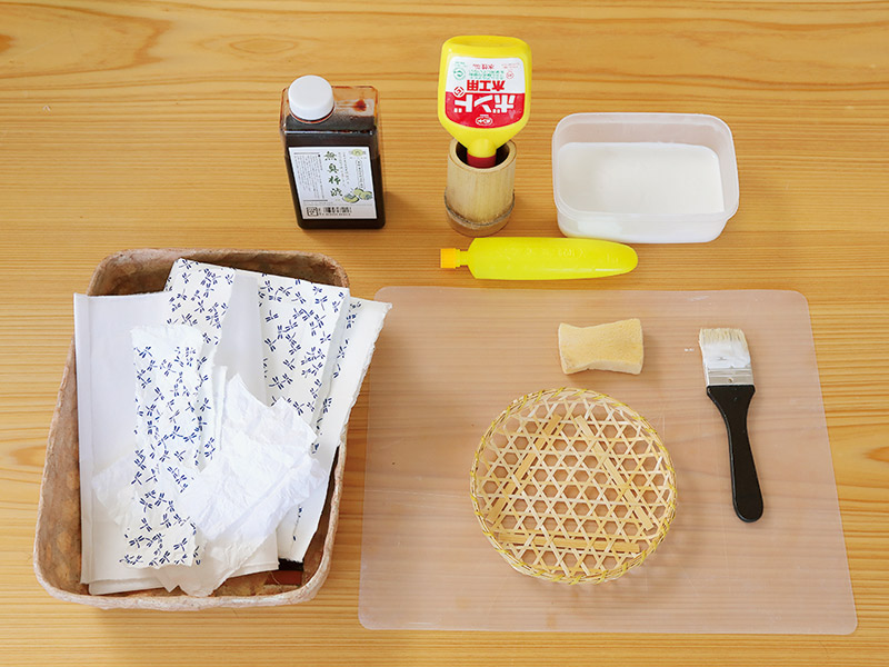 新潟の作家さんの一閑張りのカゴバッグが入荷しております。 淡いピンクの地に蝶々が飛ぶ可愛らしい雰囲気のデザインです。同じ蝶々柄や女の子の綿麻素材のアップリケバッグも届いています。 ・ ・ ・一閑張りバッグカゴバッグ和紙bagbasketpaper