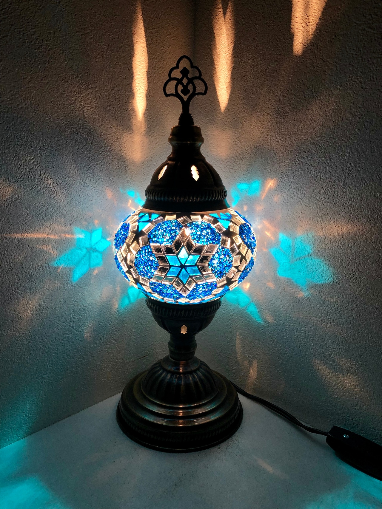 トルコのモザイク テーブルランプ21お客様作製中🎶 テーブルランプ💡💡 可愛いデザイン💕 出来上がり楽しみです😊❣️お客様作成中出来上がり楽しみテーブルランプすずらん手作りガラス照明トルコランプトルコモザイクランプモザイクランプ