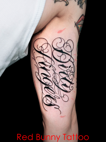 スクリプト 筆記体のタトゥー STROKER TATTOO