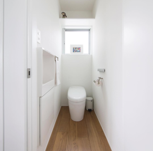 注文住宅のトイレ収納計画は必須！ニッチや壁面埋め込み収納でスッキリ快適に - らく住む木津川市・精華町・京田辺市の工務店注文住宅