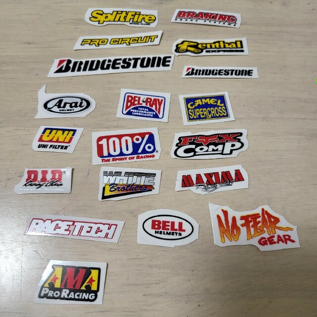 企業ロゴステッカー ステッカー台紙に裏面印刷で商品サイトやSNSへQRコード誘導 - シール・ラベル印刷はお任せください！ 越後札紙株式会社