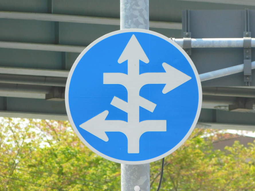 ムズイ交通ルール!! 青の右折矢印信号でUターンはできる？ 知らないと違反になる意外な落とし穴 - 自動車情報誌「ベストカー」