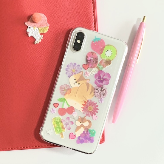 透明なケースに入れるだけ✨スマホの裏デザイン⑥📱💗ˊ˗透明なiPhoneケースがあればすぐに真似できるっスマホの裏側アイデアを紹介するよ🪄 シールをコラージュして自分だけの世界観を作ったり タイルシールを入れてシャカシャカさせたり🍀組み合わせは無限大