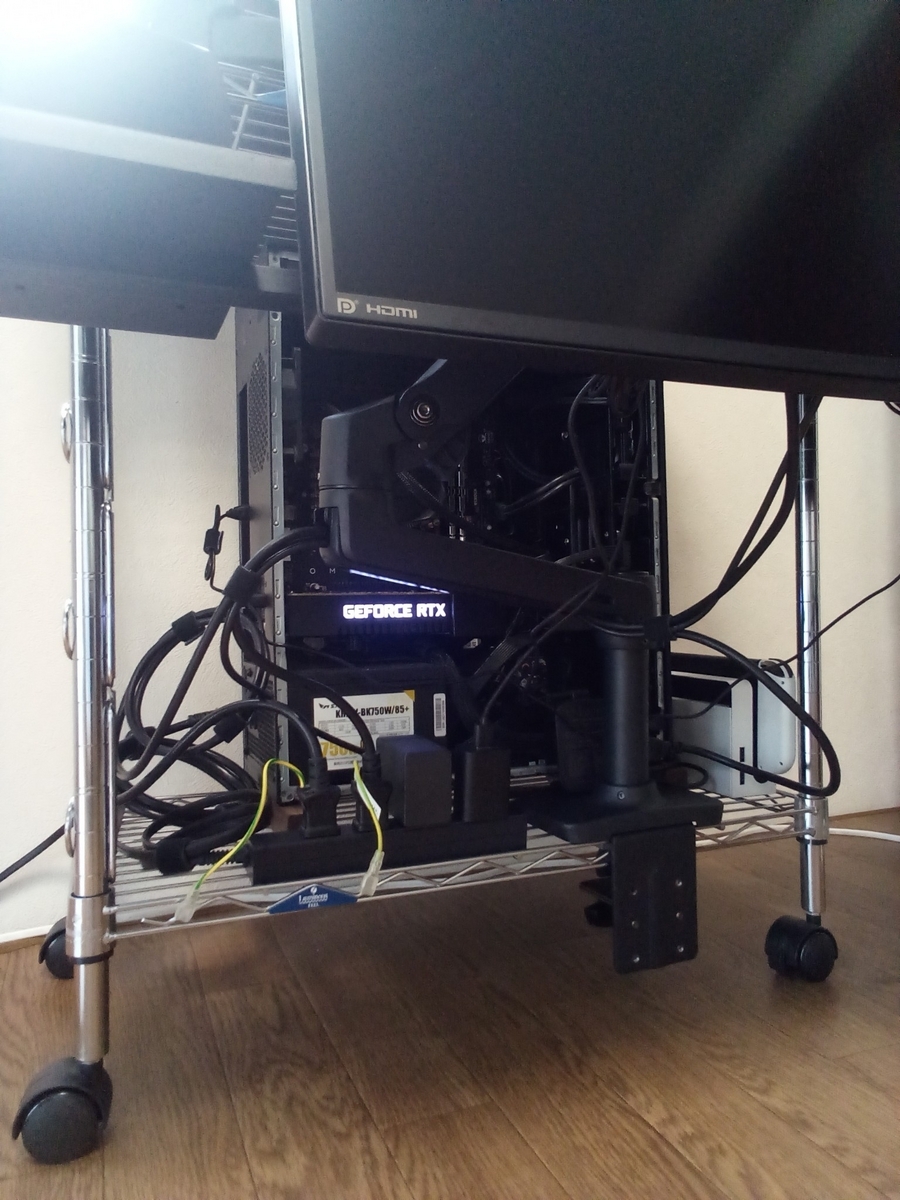 収納スペースを増設したいなら「デュアルモニターアーム」が正解ラック取り付けで縦空間を利用 今日のライフハックツールライフハッカー・ジャパン