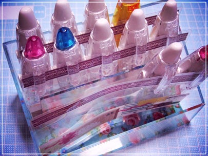 ikhankoイクハンコデコラッシュデコラッシュが増えてきてさてさて、収納どうしましょーとなりイロイロ考えて 結果こちらに落ち着きましたᐠᐢ ᵕ ᐢᐟ 縦にしまうと何の絵柄かわからないので、セリアのキレイに剥がせるタックシール こんな感じの名前の