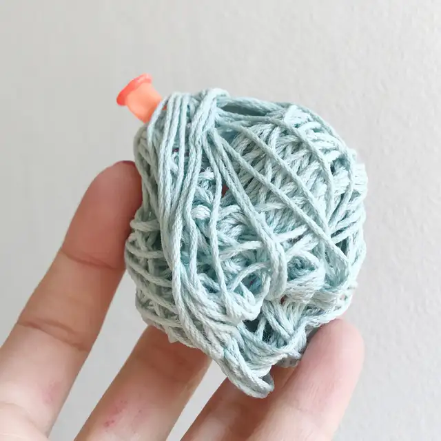 まだ間に合う！夏休みの自由工作 1日で作れるコットンボール🧶 作成時間は約30分‼︎ 作り方大公開です🫢♡100円ショップに売っているものだけでかわいい コットンボールのランプシェードを作ってみよう‼︎ 用意するもの ・お好きな毛糸 おすすめはseriaに「ロアン」って