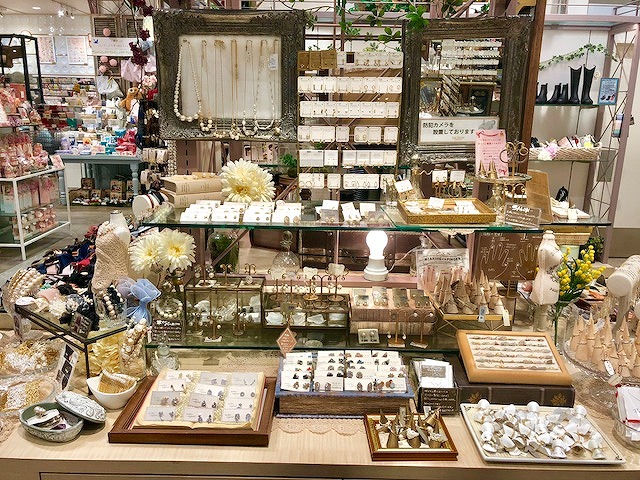 ☂️ 目を引く、明度のグラデーション。 🌂店舗ディスプレイディスプレイデザインビジュアルマーチャンダイジング売り場作り店づくり売り場レイアウト商品陳列売れる売り場づくりカラーコーディネート店内ディスプレイ店舗デザインvmdセンス