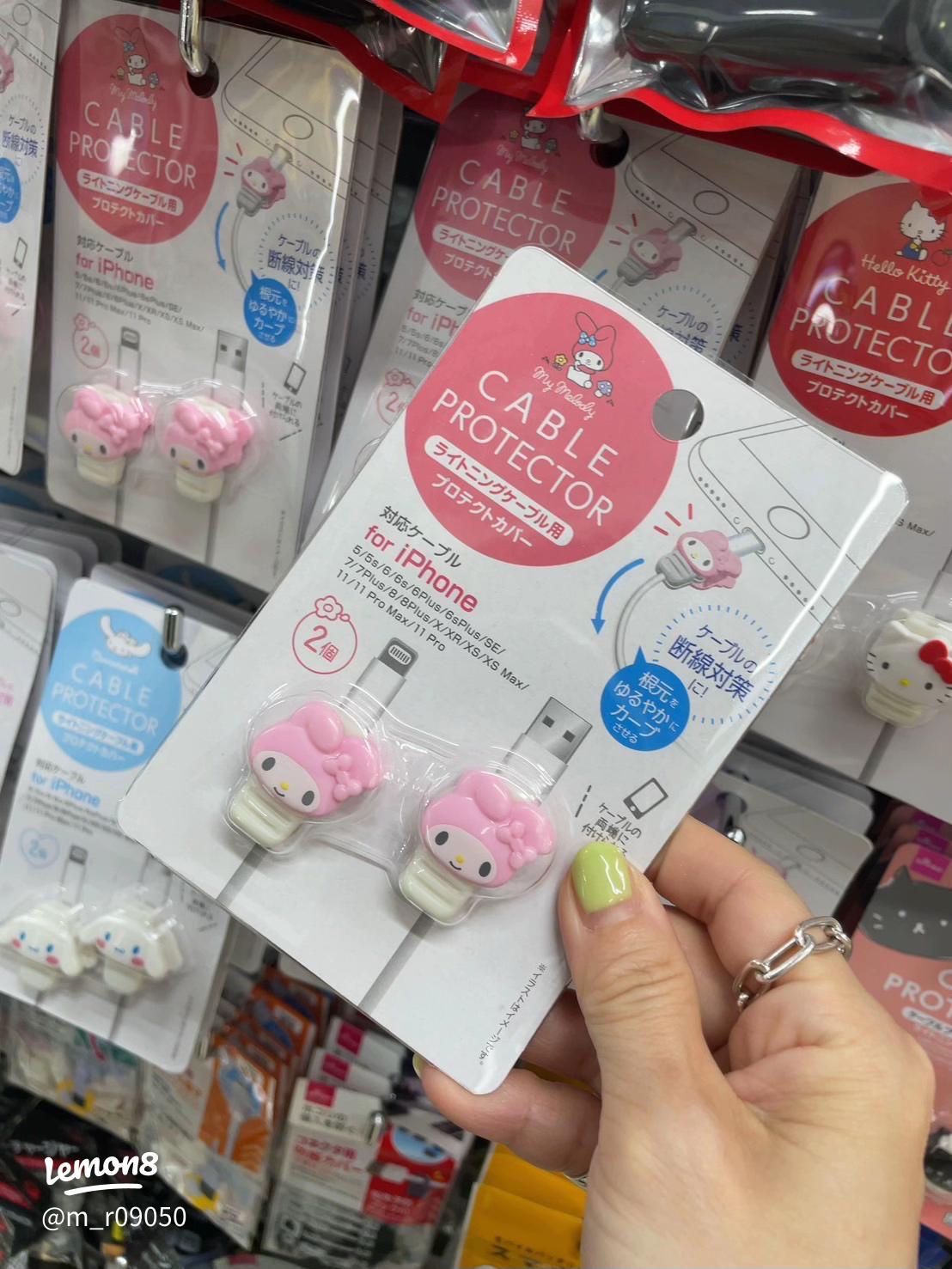 ダイソー この充電姿、たまらんわ 。サンリオの「激かわスマホグッズ」ケーブルの断線対策にもなるし最高じゃん！ 購入レビュー