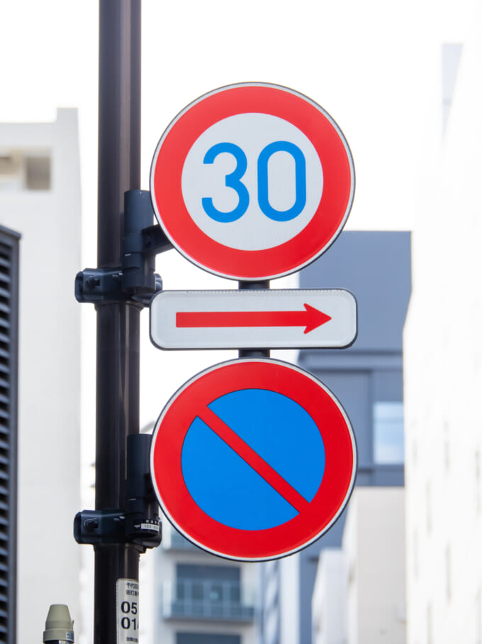 シールド、 道路標識、 カーブ、 リスク、 交通標識、 矢印、 道路、 警告、 右カーブ、 赤、 反射Hippopx