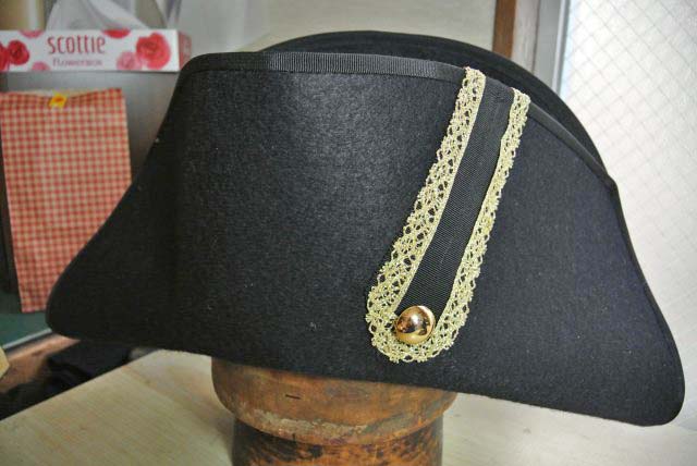 ナポレオン・ハット 二角帽子 とは。意味や特徴をイラスト付きで説明