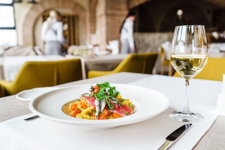 トラットリア」イメージのデザイン事例 店舗デザイン.COM