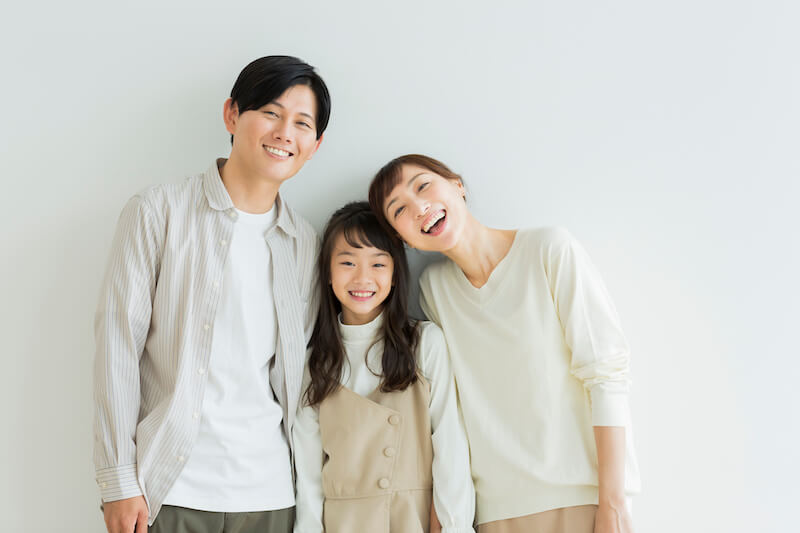 長谷川駿＋猪又直己 / JAMZAと小林千尋＋KEIYO DESIGNによる、千葉・船橋市の、医療複合施設「船橋のこどもクリニック」。農地と宅地が混在する場に計画、現在の大らかな風景に馴染みつつ将来の宅地化にも前向きに作用する、未来の街並みを導く建築を目指す 