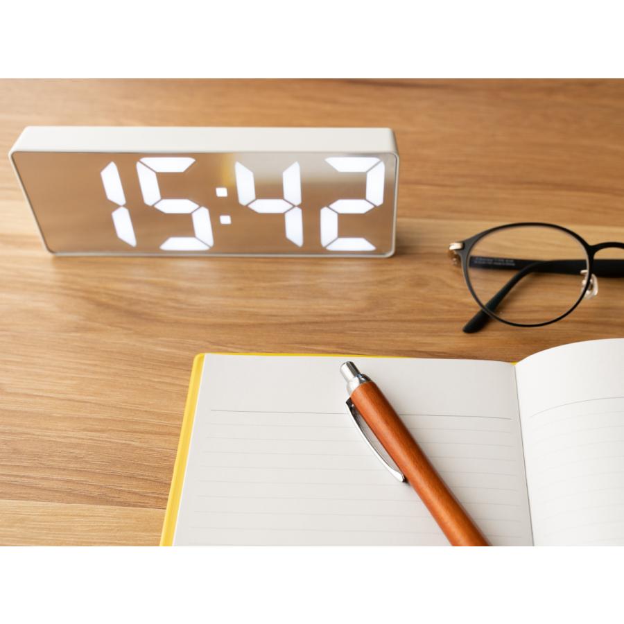 3色カラー液晶 家電 電波時計 置き時計 デジタル 小さい 目覚まし時計 温度 カレンダー表示 4色表示置時計 スヌーズ めざまし時計 アラーム温度計 カレンダー 静か バックライト おしゃれ モダン MAG デジタル電波目覚まし時計 カラーデジット