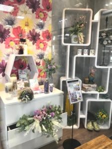 百貨店向けディスプレイラウンドシェルフ店舗什器、直径140cm丸テーブル展示台@大阪東京名古屋