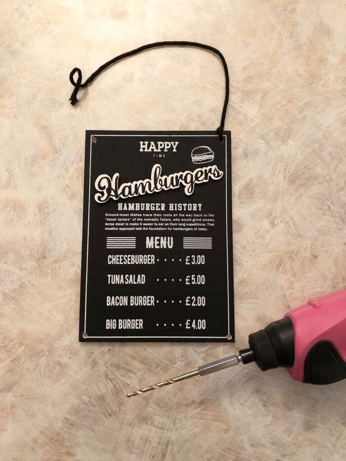 予約席プレートを作りました。 前の記事で買った報告したばかりだけど😅 - ダイソーで折り畳めるスリムミラーを買ってきて、シールを貼っただけ。 -透明のインクジェットシールがあったので、それに文字をプリントした📝 - 白いシールだと、切り取った後とか目立つので