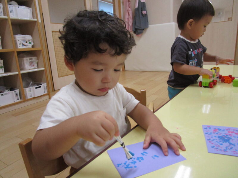 綿棒スタンプで紅葉の絵を描こう〜素材 綿棒〜保育と遊びのプラットフォーム ほいくる