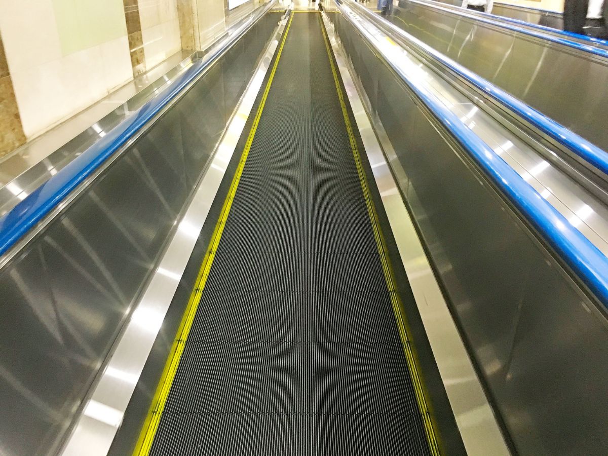 エスカレーターで歩く人をAI技術で減らす 大宮駅で実験、音声で注意も - 大宮経済新聞