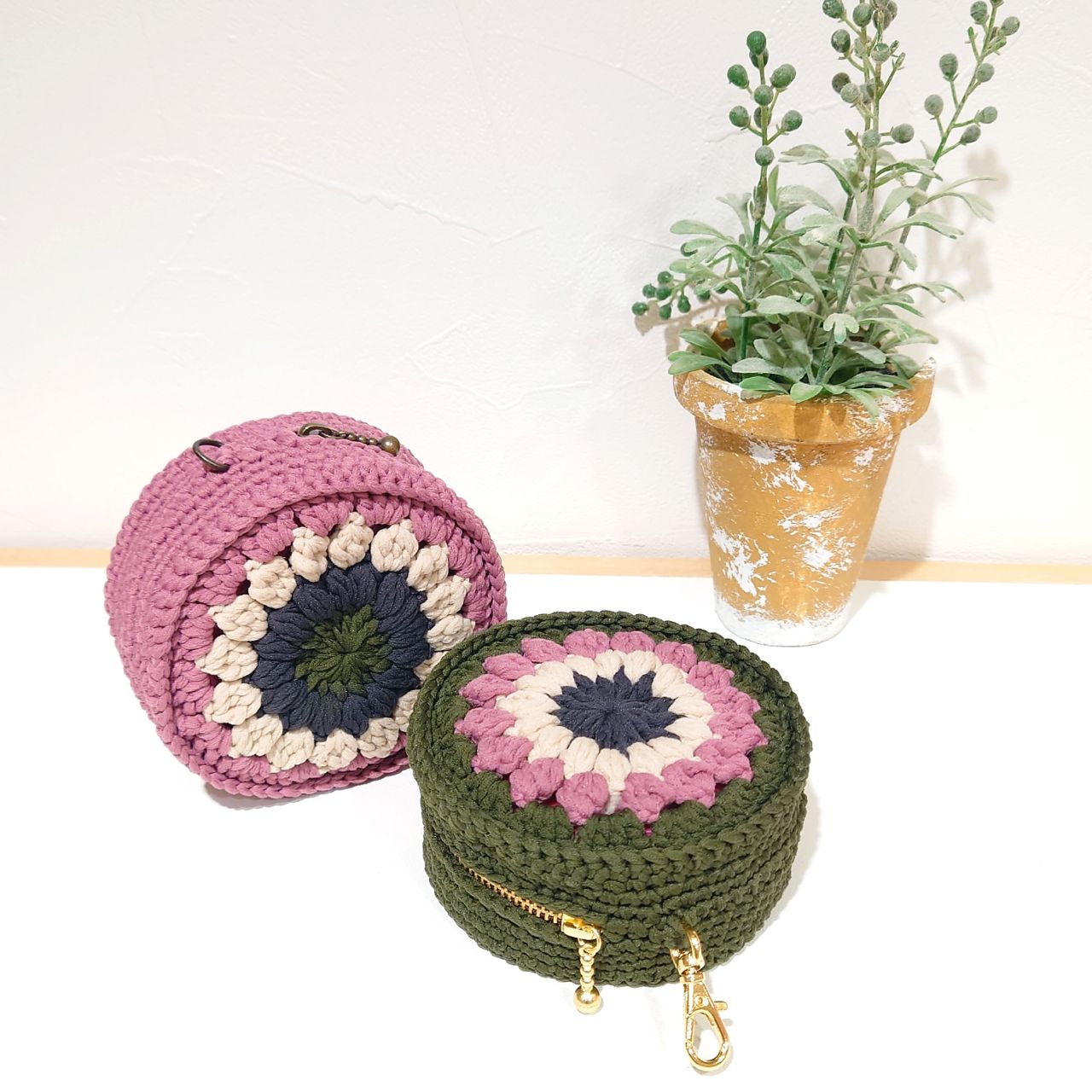 手軽に編めちゃう♪ ２サイズご紹介‼ぷっくり可愛い形のバネ口ポーチ かぎ針編み crochet bag