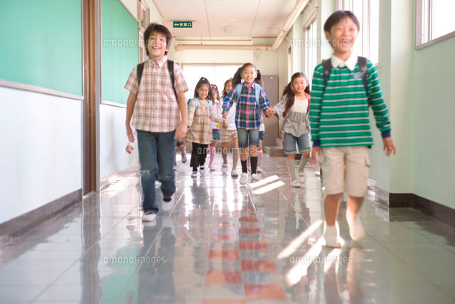 廊下を歩く高校生 - No: 2221658写真素材なら「写真AC」無料 フリー ダウンロードOK