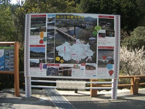 こんにちは☺︎ 今回のご依頼は💁‍♀️ 別府駅にある観光案内所 ワンダーコンパス様より 施設入り口サインのご依頼✨ 世界中から湯の町別府♨︎により多くの方々がお見えになって 別府を好きになって頂きたい🫶 ディープなとこまで 楽しんで頂きたい☺️ 別府へ来たら