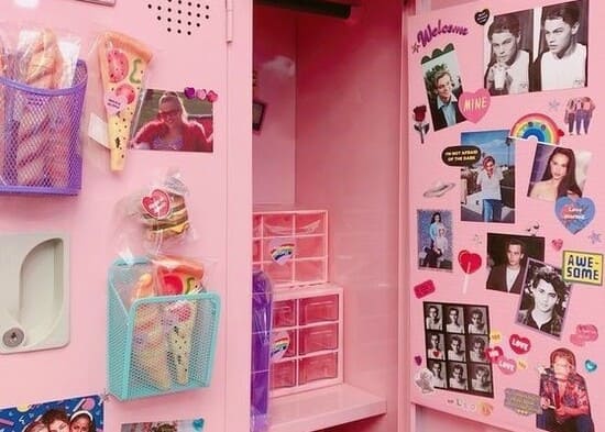 ロッカーデコとは？インスタ映えするデザインやオススメの小物を紹介！ - コスパ部