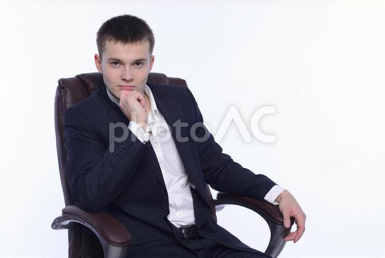 スーツのボタン、ベストな数とスタイルはどれ？テーラリングのエキスパートに訊くGQ JAPAN