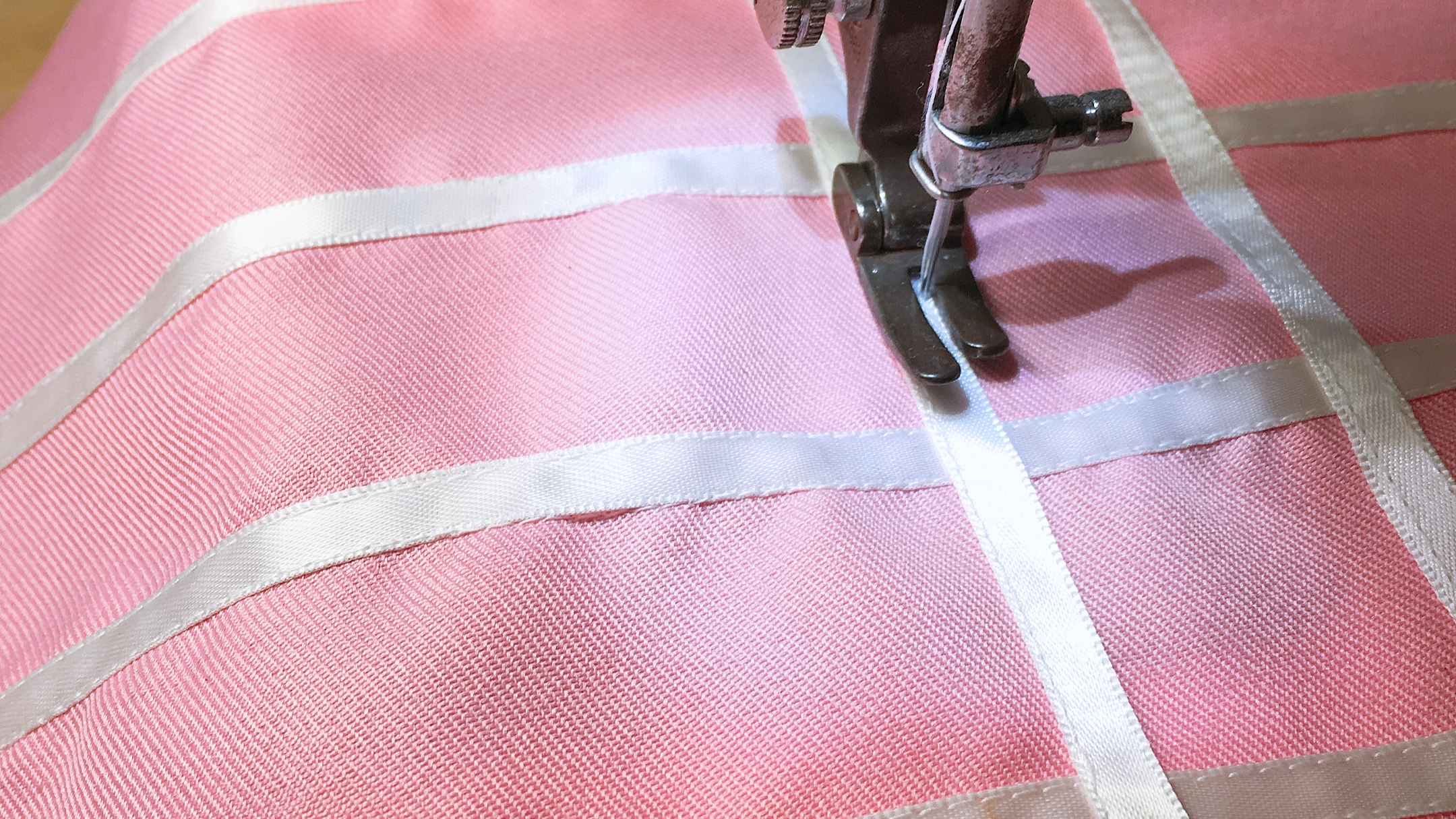 ひものようなフチどりのパイピングテープの付け方