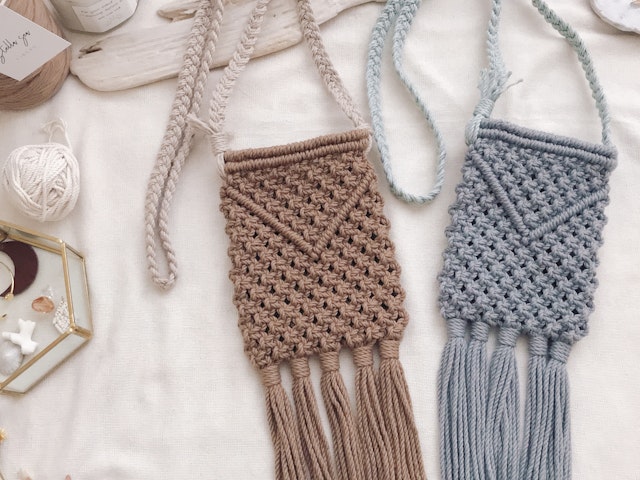 水色と白のマクラメバッグ ハンドメイド マクラメバッグの作り方初心者さんでも簡単