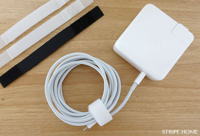 ドライヤーや充電器のケーブルをまとめる。100均のコードクリップがおすすめ