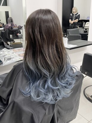 滑らかな黒、白、青のグラデーションの背景画像Premium写真